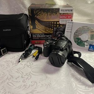 Fuji Finepix S3200 14.0MP 24x Zoom Digital Camera - MINT - Bundle - 4GB SD -
